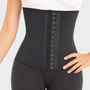 M&D F0557 - LATEX WAIST TRAINER CONTROLFIT Size M